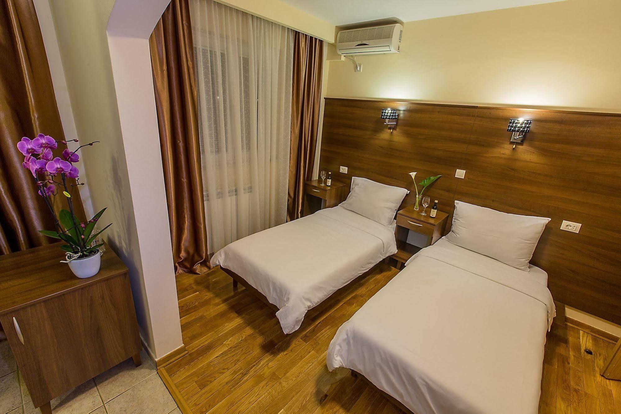 Hotel M Podgorica Exteriör bild